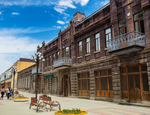 Gyumrí, Fortaleza Negra, Museo de la Vida Urbana (Dzitoghtsyan), Monasterio Harichavanq