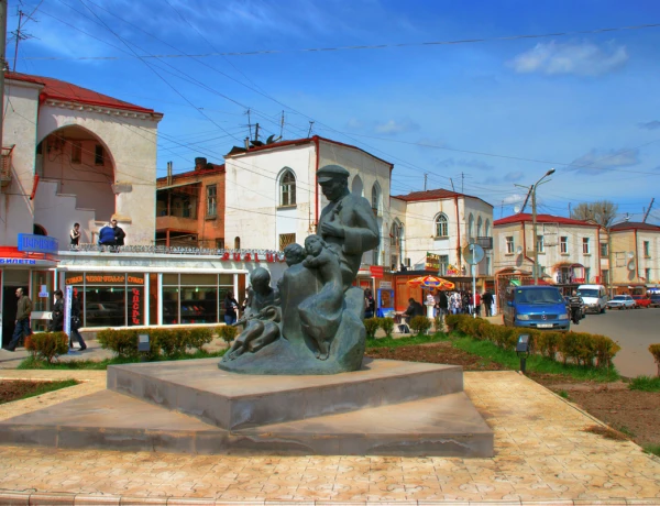 Gyumrí, Fortaleza Negra, Museo de la Vida Urbana (Dzitoghtsyan), Monasterio Harichavanq