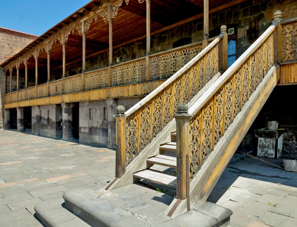 Gyumrí, Fortaleza Negra, Museo de la Vida Urbana (Dzitoghtsyan), Monasterio Harichavanq