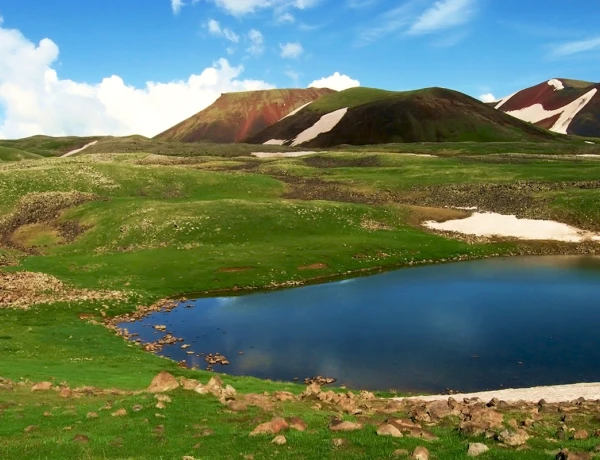 Hiking up Mount Artanish