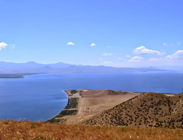 Hiking up Mount Artanish