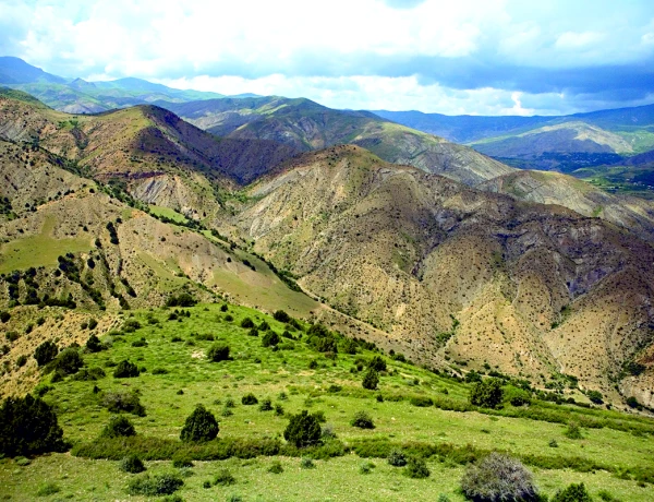 Hiking up Tsaghkunyats Ridge