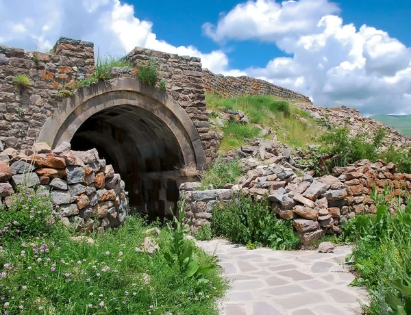 Hiking to Smbataberd fortress