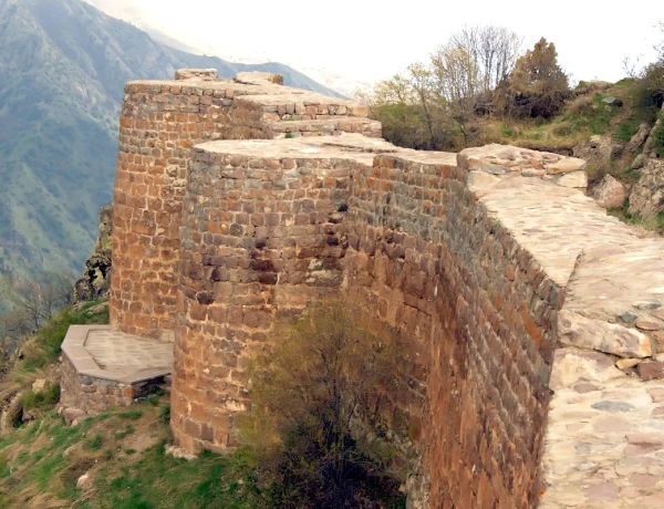 Hiking to Smbataberd fortress