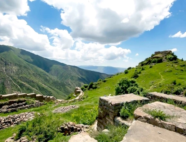 Hiking to Smbataberd fortress