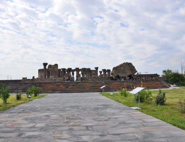 St. Hripsime, St. Gayane, Catedral Madre de Echmiadzín, Sardarapat, Templo de Zvartnots