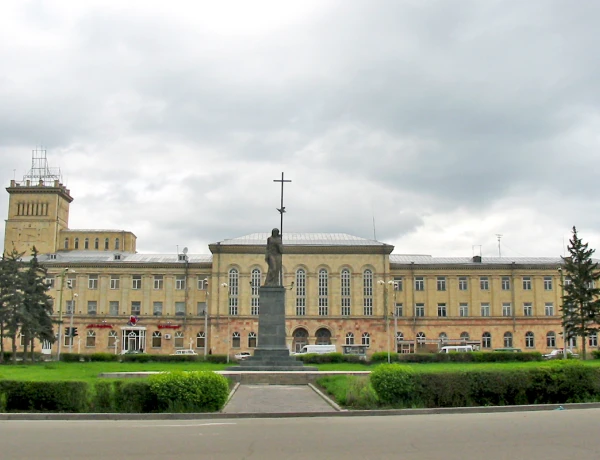 Gyumrí, Fortaleza Negra, Museo de la Vida Urbana de Gyumrí (Dzitoghtsyan), Monasterio Marmashen