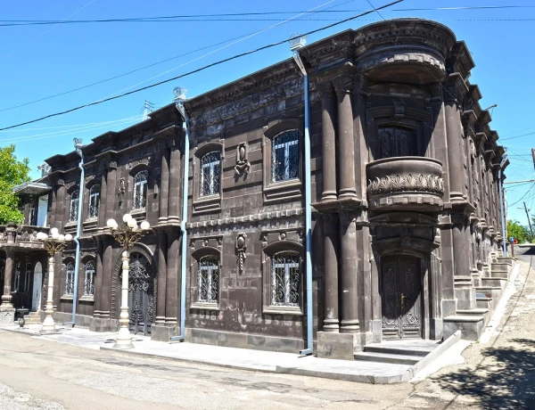 Gyumrí, Fortaleza Negra, Museo de la Vida Urbana de Gyumrí (Dzitoghtsyan), Monasterio Marmashen