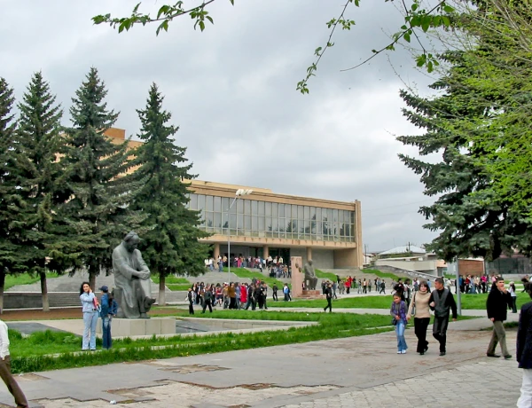 Gyumrí, Fortaleza Negra, Museo de la Vida Urbana de Gyumrí (Dzitoghtsyan), Monasterio Marmashen