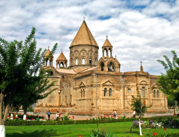 Эчмиадзинский собор, Сокровищница, Звартноц, Цахкадзор, Кечарис, Канатная дорога