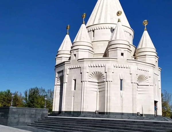 Св. Рипсиме, Св. Гаяне, Эчмиадзинский собор, Храм Езидов в Аканаличе, Звартноц