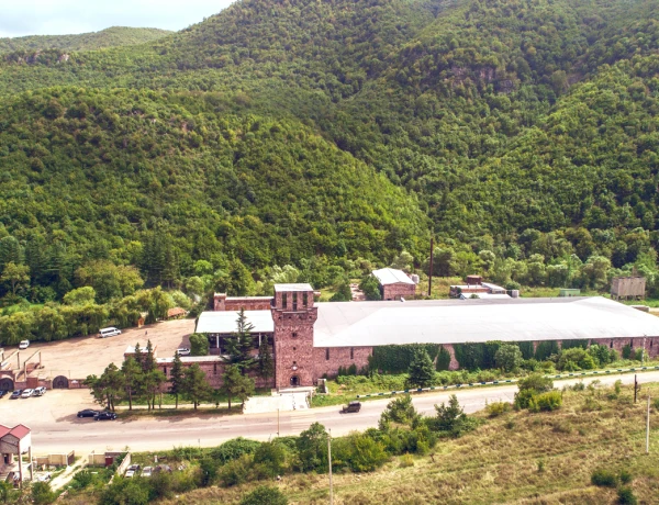 Dilidschan, Parssee, Kloster Makarawank, Wein- und Brandyfabrik von Idschewan