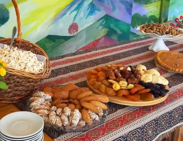 Festung Amberd, Berg Aragaz, Kari-See, Produktion und Verkostung Trockenfrüchte, Saghmosawank, Allee des Alphabets