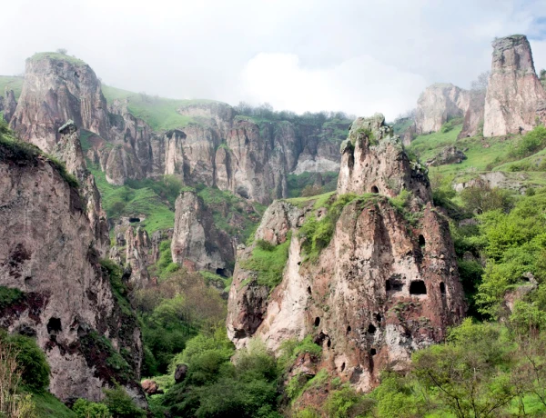 Հին Արենի գինու գործարան, Տաթևի վանք, ճոպանուղի, Խնձորեսկի քարանձավեր