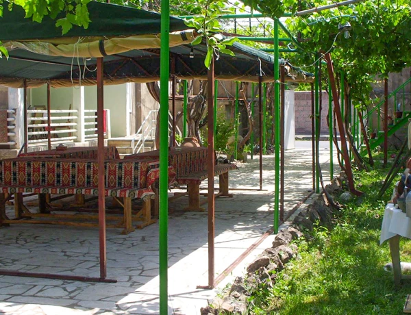 Гарни Рест Хост