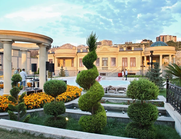 Lanj Lounge Bar & RestArea