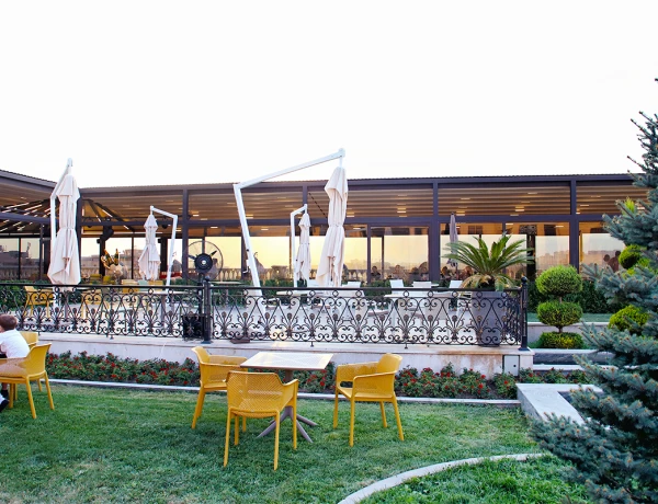 Lanj Lounge Bar & RestArea