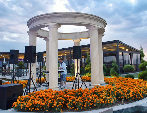 Lanj Lounge Bar & RestArea