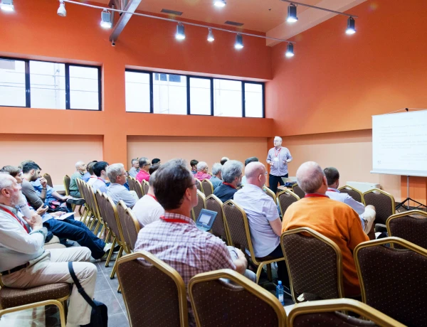 Rote Messehalle (Businesszentrum Elite Plaza)