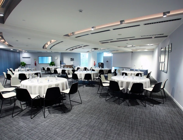 Milano-Halle (Hotel DoubleTree by Hilton Eriwan City Centre)