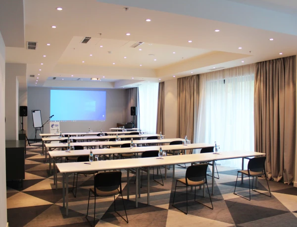 Sala Masis (Hotel Holiday Inn Express Yerevan)