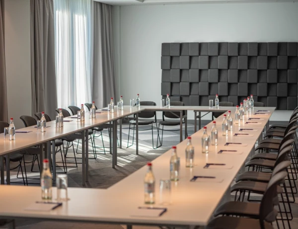 Sala Masis (Hotel Holiday Inn Express Yerevan)