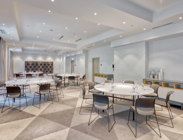 Sala Masis (Hotel Holiday Inn Express Yerevan)